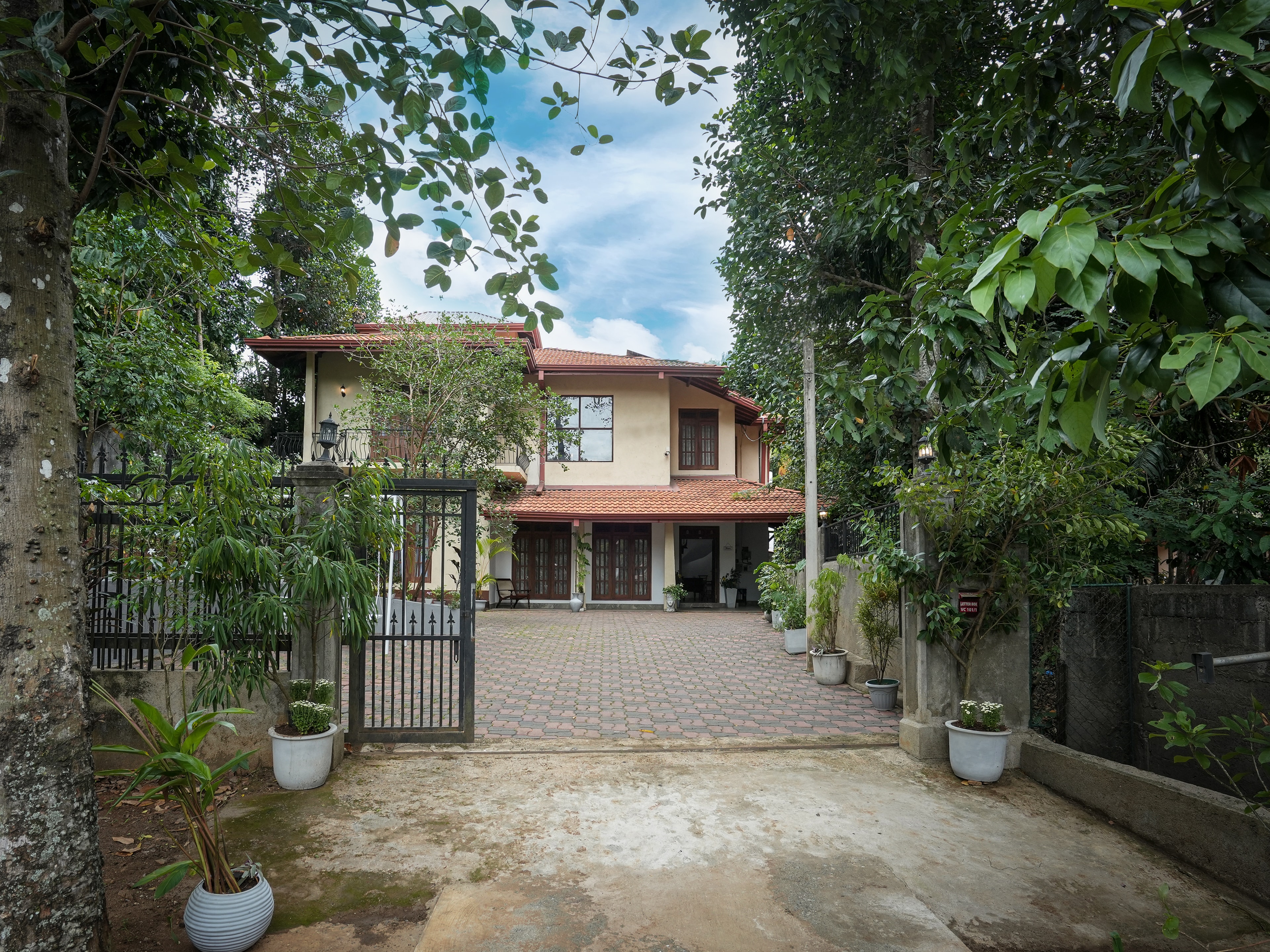 Tropical garden and breakfast at Kandy 888 Villas