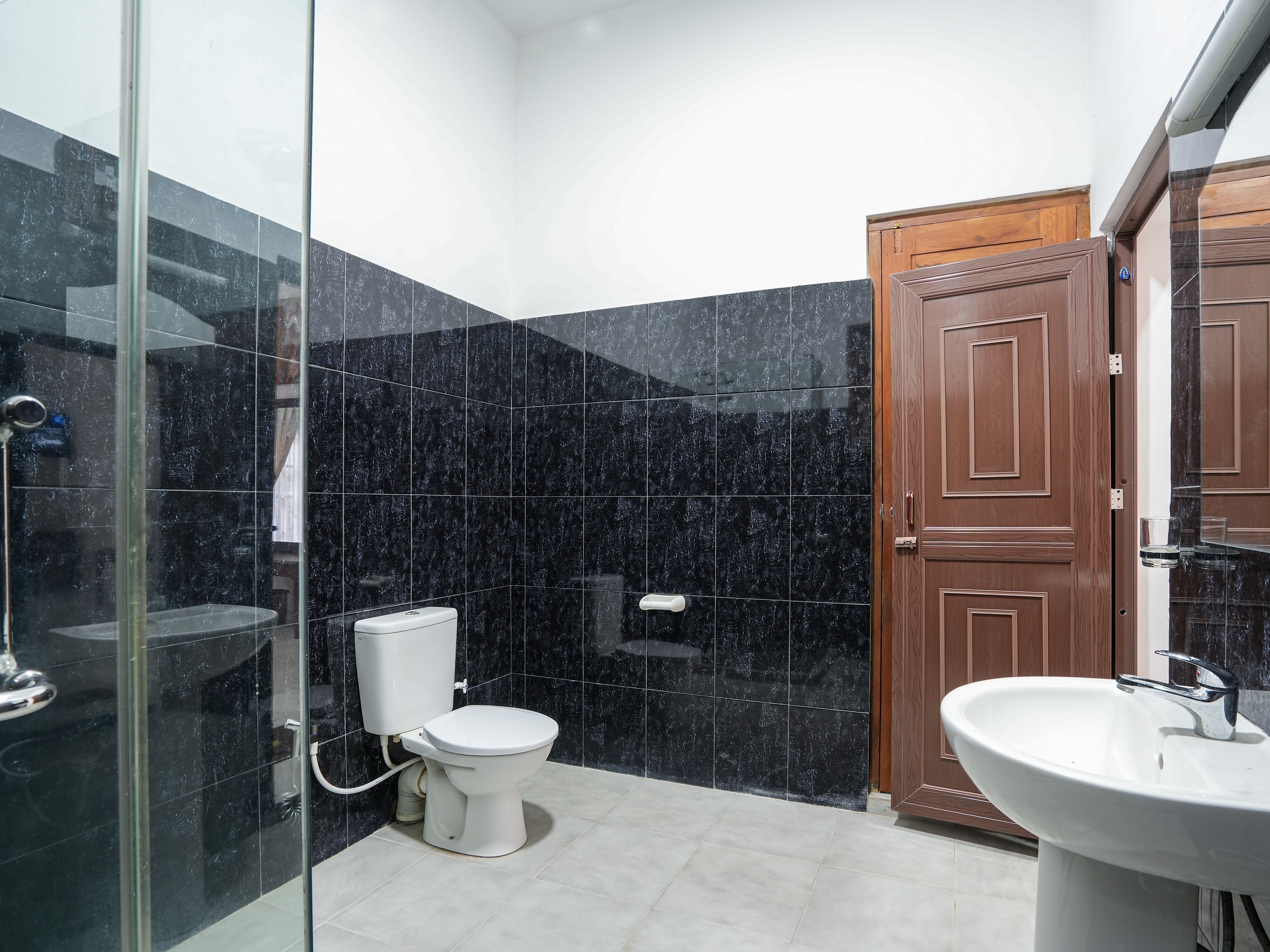 Elegant en-suite bathroom